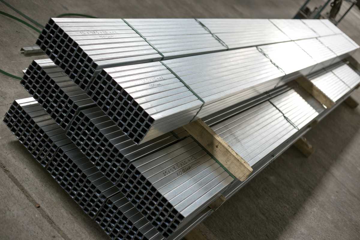 Sheet metal profiles in production hall