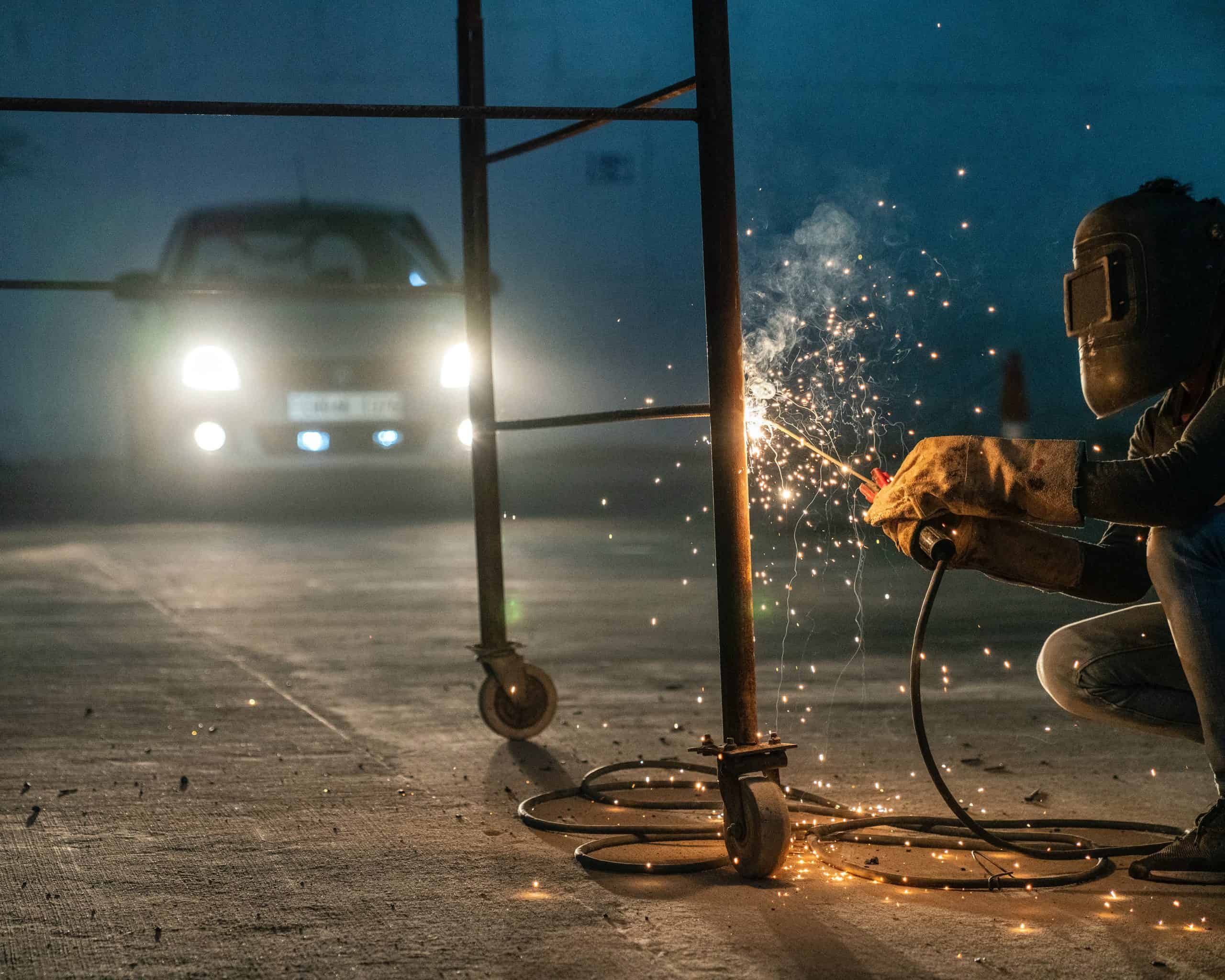 welder using gloves