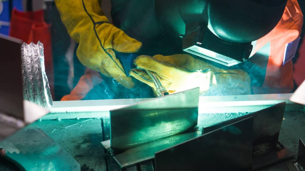 what to consider when choosing an aluminum fabrication service 1